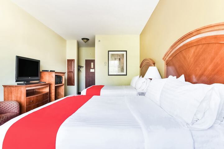 2 Queen Beds (2 of 7)