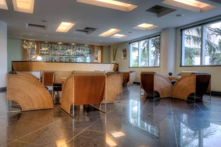 Lounge 72 of 93