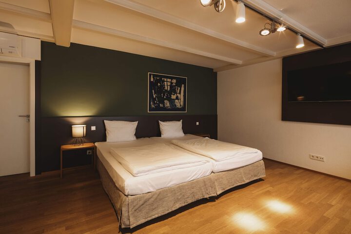 Room 28 of 76
