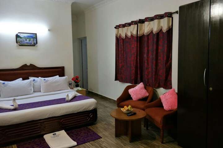 Room 6 of 15