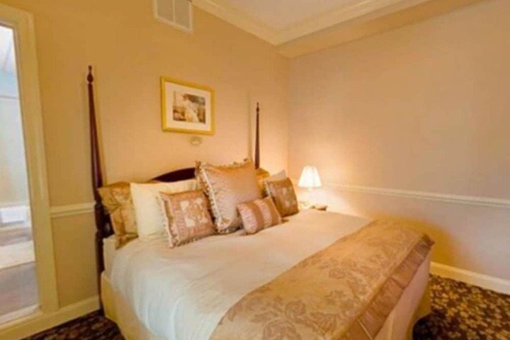 Room 9 of 19