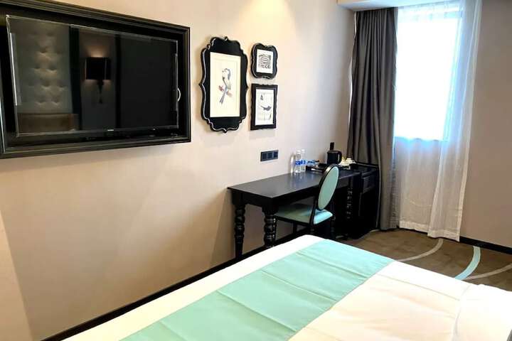 Room 9 of 42