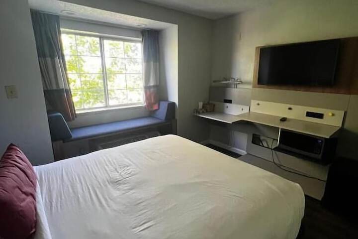 1 Queen Bed (10 of 23)