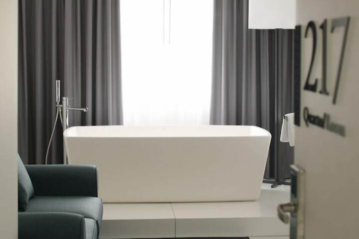 Deep soaking bathtub