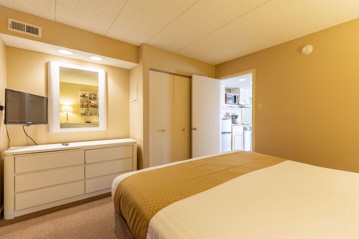 1 Bedroom Suite King Bed Sofa Living Area (4 of 6)