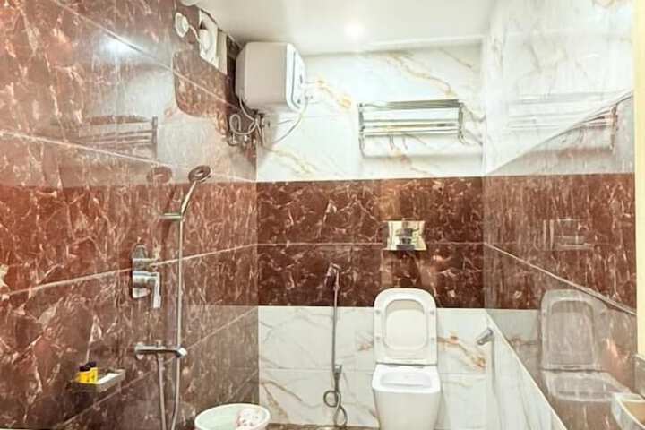 Room 7 of 8