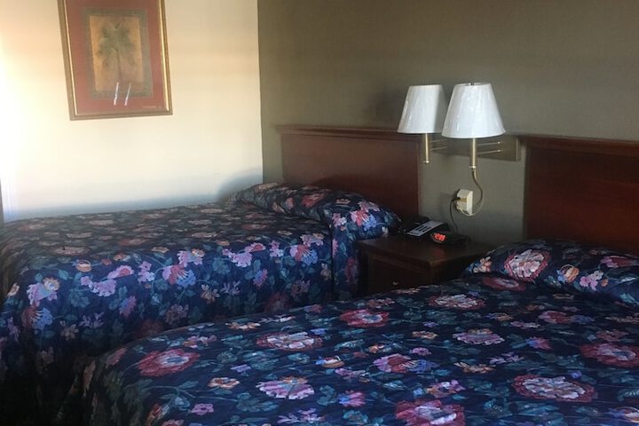 2 Double Beds (9 of 12)