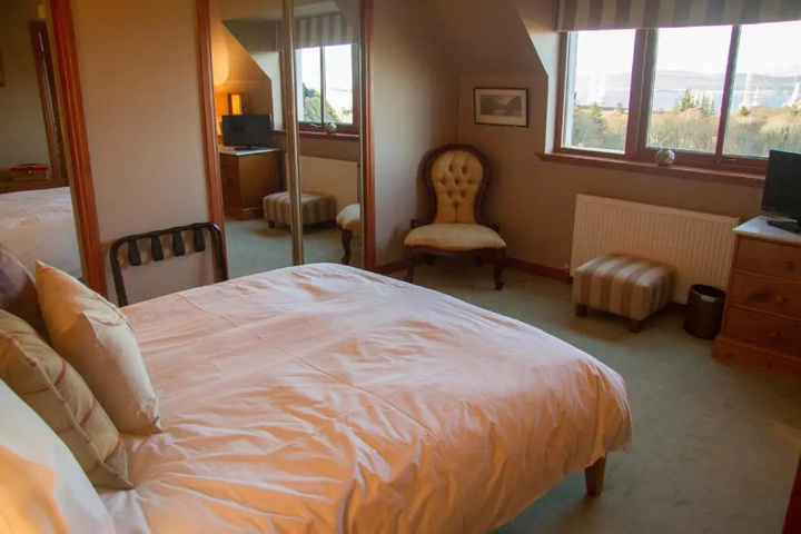 Room 3 of 8