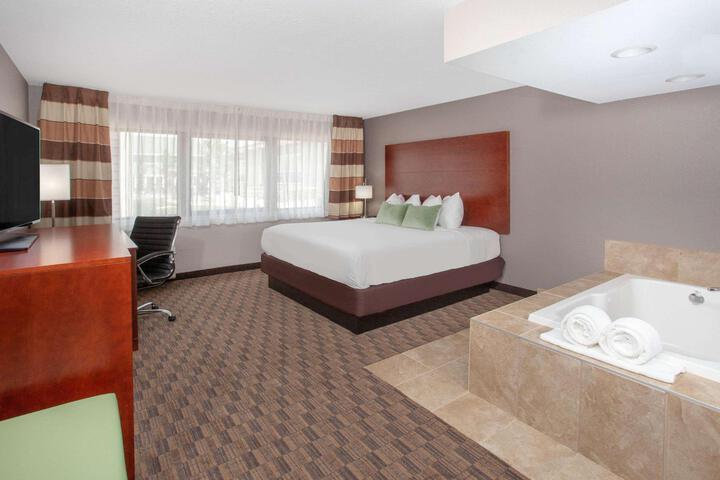 1 King Bed (19 of 24)