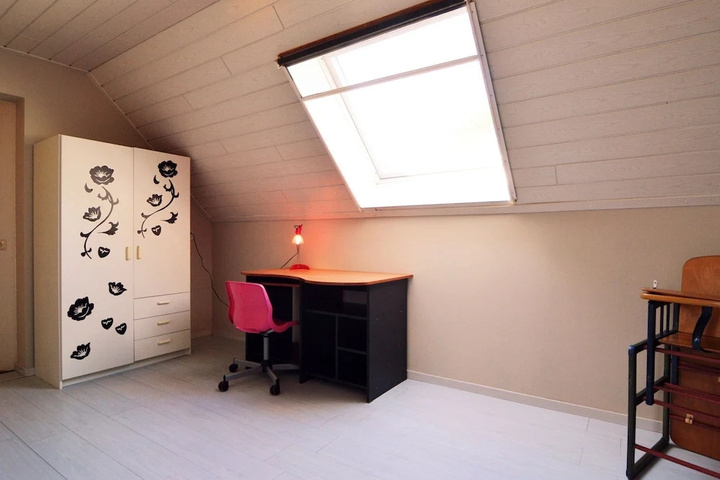 Room 9 of 18