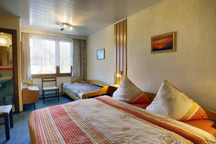 Room 4 of 10