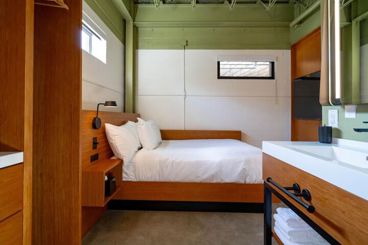 Room 84 of 131