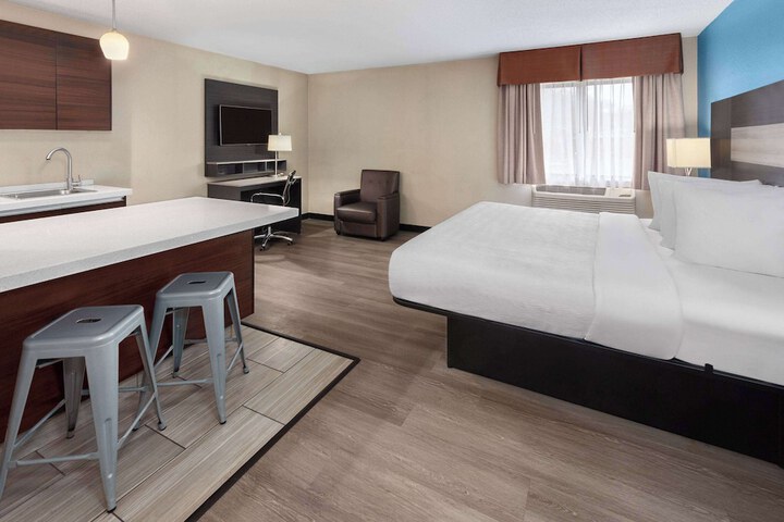 1 King Bed Deluxe Room Jetted Tub (2 of 5)