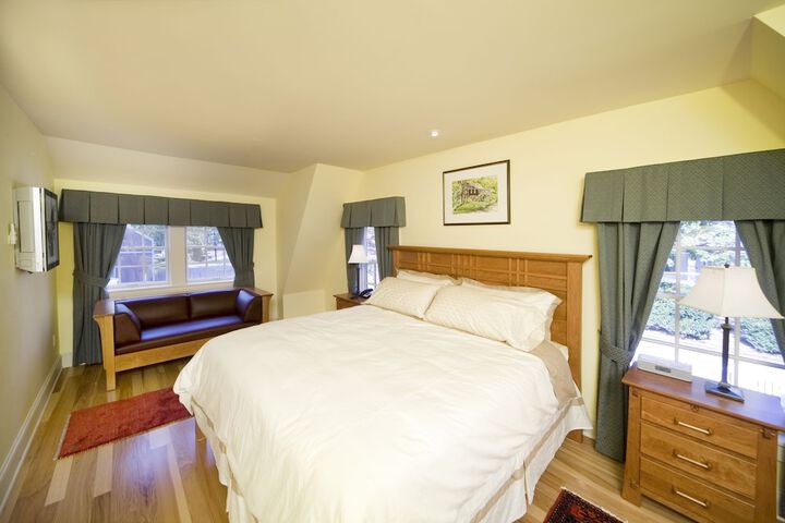 Room 4 of 93