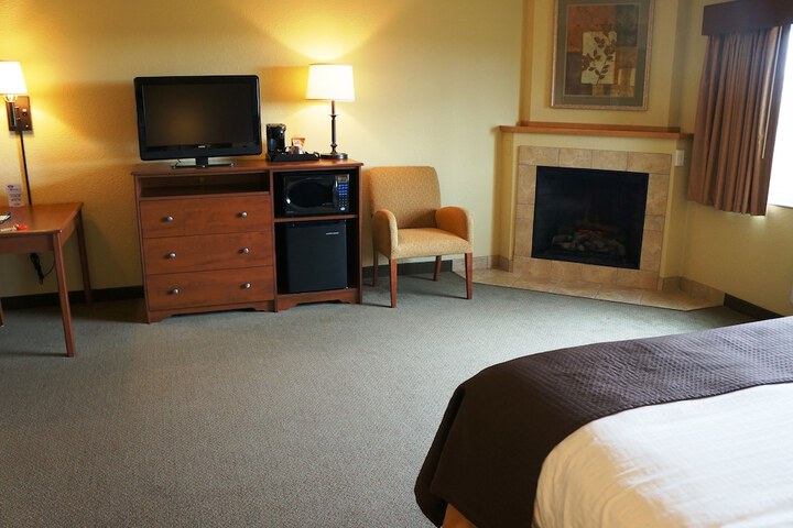 1 King Bed Accessible (7 of 32)