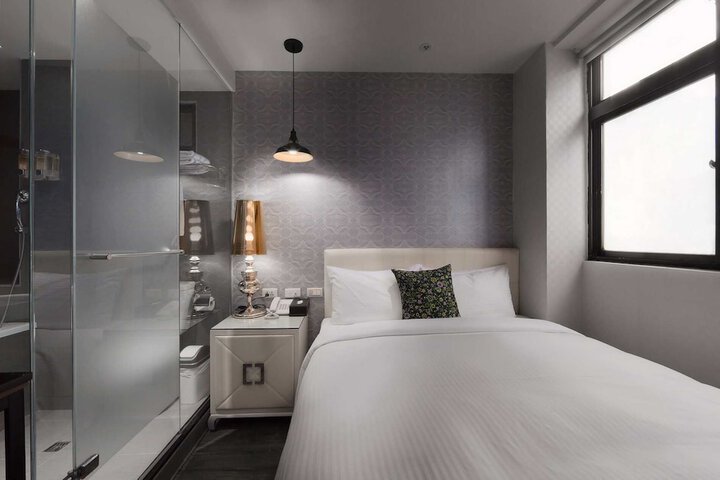 Room 10 of 28