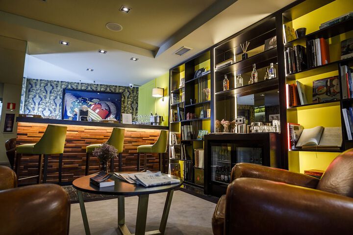 Lounge 61 of 83