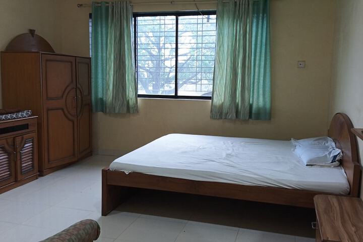 Room 4 of 18