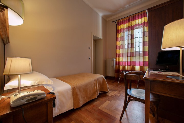 Room 6 of 19