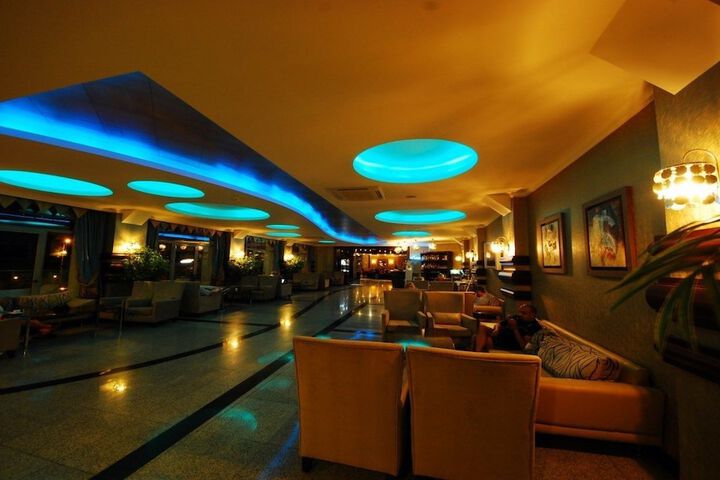 Lounge 37 of 43