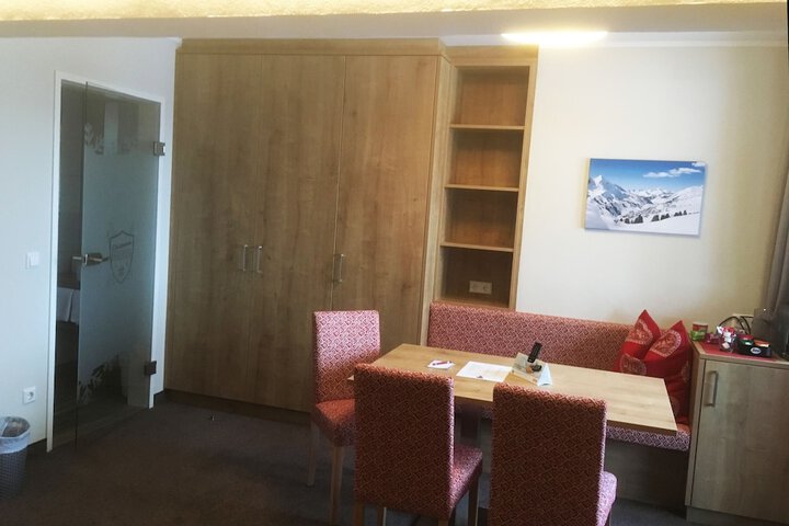 Room 10 of 66