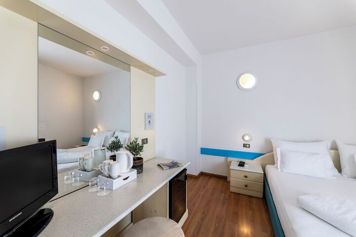Room 34 of 104