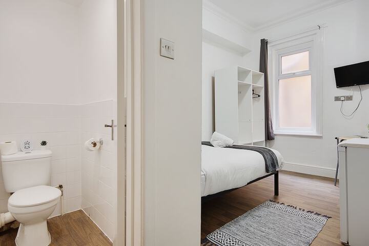 Room 26 of 42