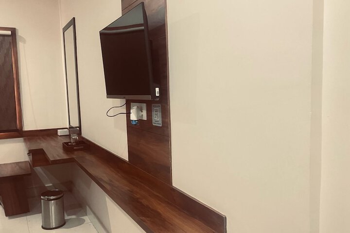 Room 9 of 33