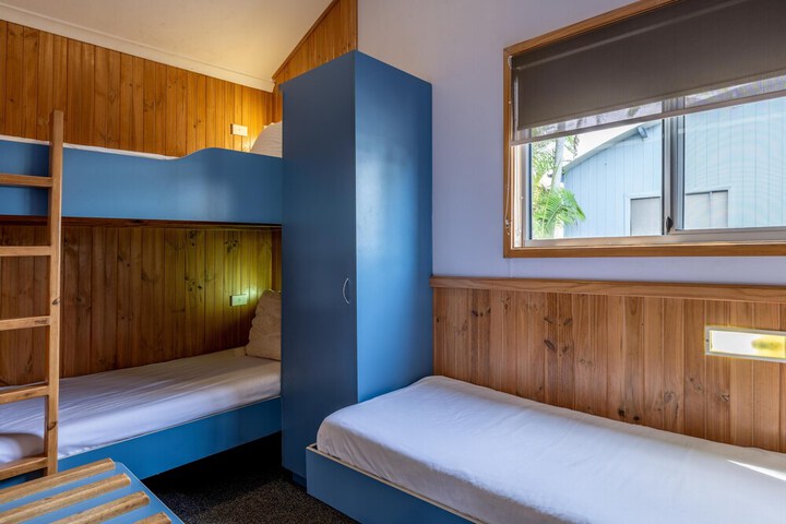 Room 33 of 147