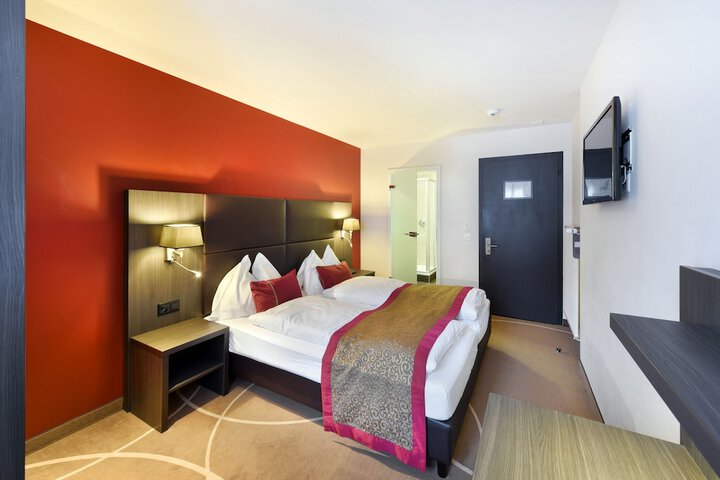 Room 10 of 103