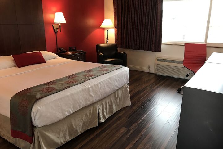 1 King Bed (1 of 8)