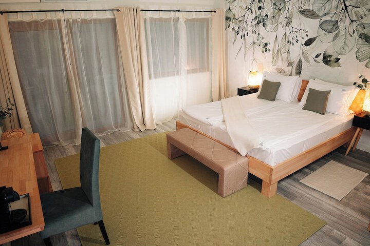Room 83 of 184