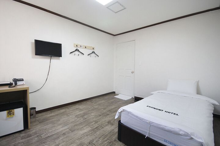 Room 2 of 5