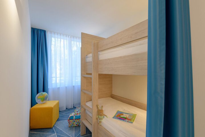 Room 9 of 90