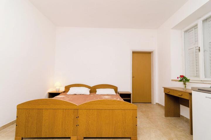 Room 13 of 42
