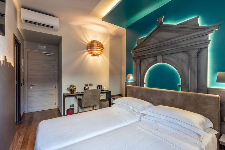 Room 32 of 84