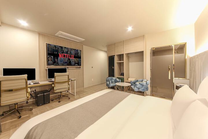 Room 26 of 45
