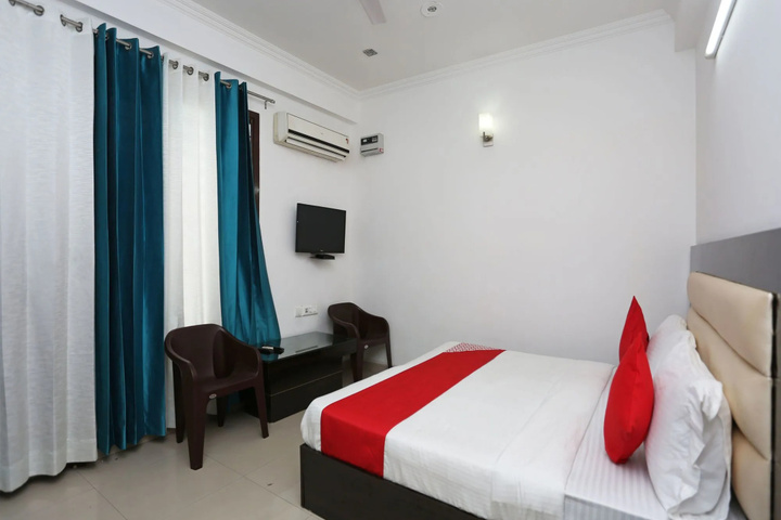 Room 4 of 10