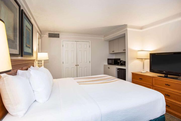 1 King Bed Deluxe Room (1 of 21)