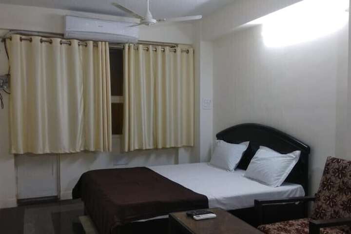 Room 7 of 12