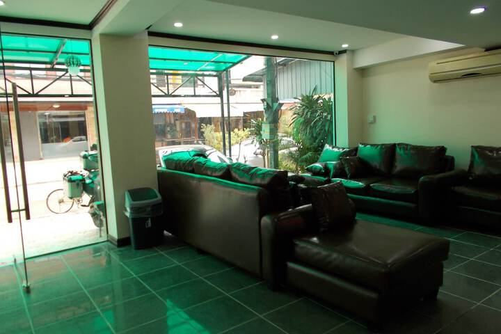 Lounge 19 of 24