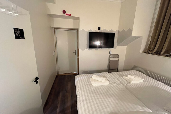 Room 11 of 27