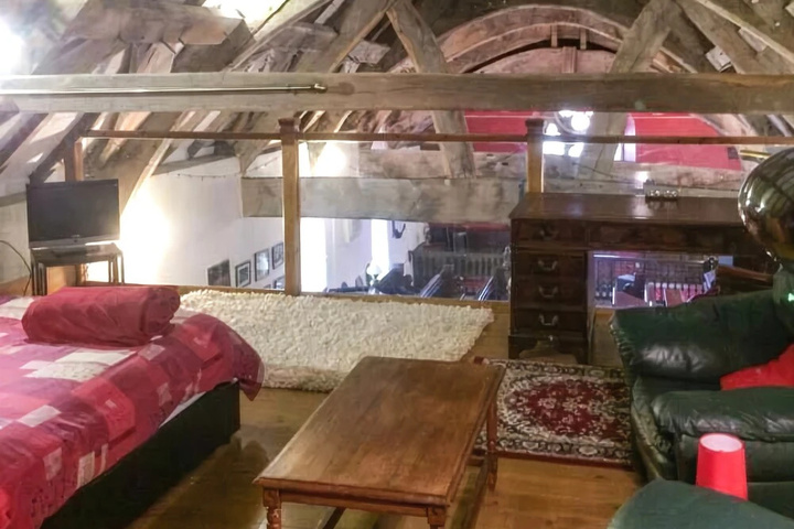 Room 4 of 10