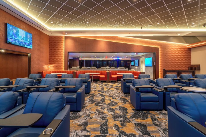 Lounge 77 of 86