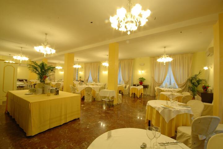 Ballroom/Hall 13 of 17
