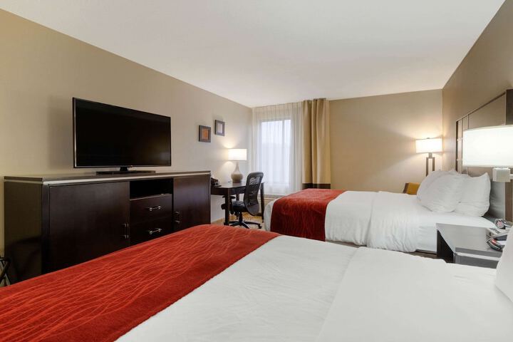 2 Queen Beds (7 of 9)