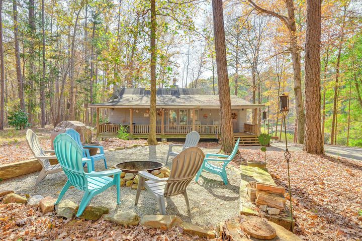 Secluded Hamilton Cabin Retreat w / Private Lake!