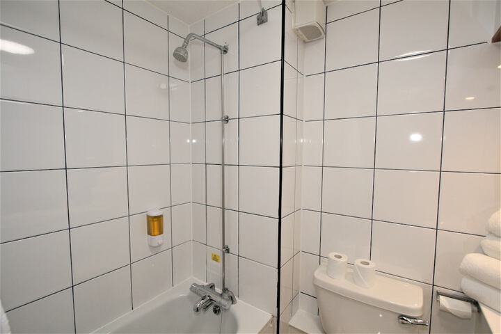 Room 33 of 60