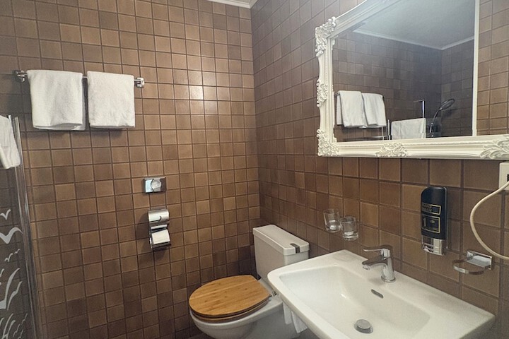 Room 227 of 266