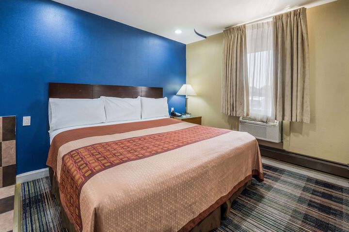 Deluxe Room with King Bed (12 of 26)